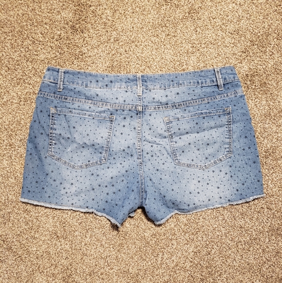 Women's stretchy blue star embellished jean shorts size 16 in great condition - Picture 3 of 3